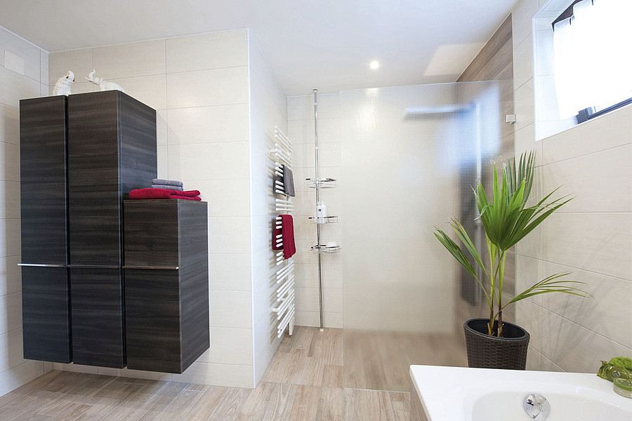 Frei begehbare Dusche mit Glasabtrennung und Duschpaneel