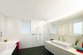 Fugenloses Bad mit bodenebener Dusche und Badewanne
