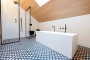 Badezimmer mit freistehender Wanne, Fink Martin Installationstechnik GmbH, Bezau