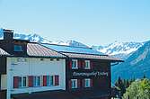 Ein Haus mit Solaranlage am Dach