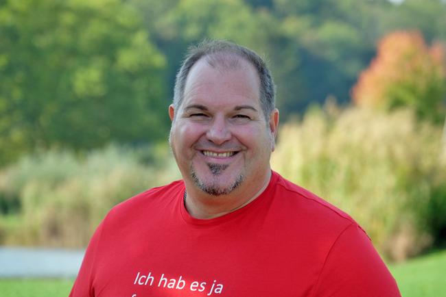 Ing. Franz Braunegger, Geschäftsführer bei Franz Braunegger Installationen in Wagendorf Portrait von Franz Braunegger, Geschäftsführer bei Franz Braunegger Installationen im roten T-Shirt