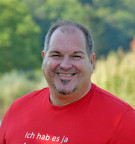 Portrait von Franz Braunegger, Geschäftsführer bei Franz Braunegger Installationen im roten T-Shirt