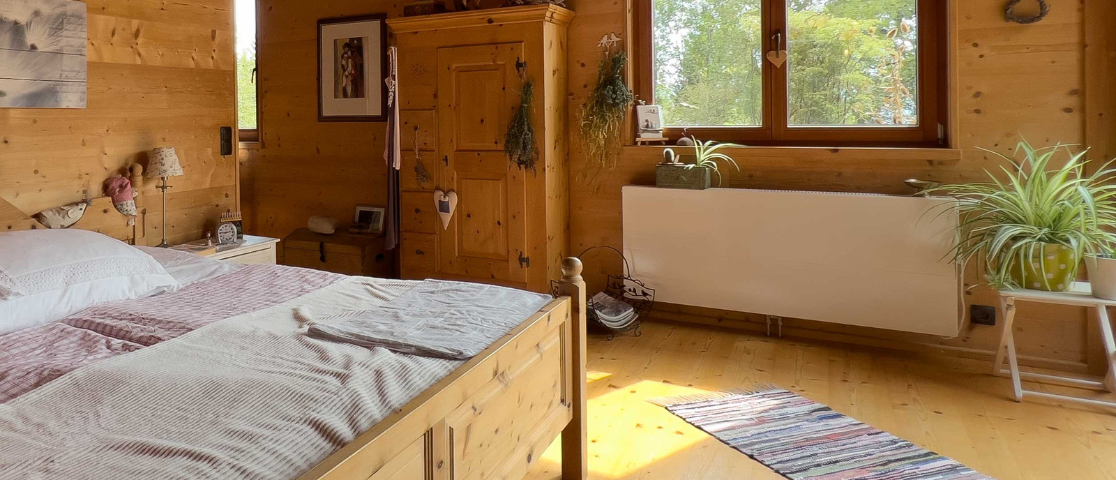 Ein Heizkörper in einem Schlafzimmer