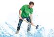 Ein Mitarbeiter von Martin Egger Sanitär Heizung hält einen Hammer in Wasser 