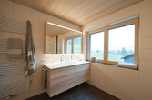 Bad mit Waschtisch aus Holz