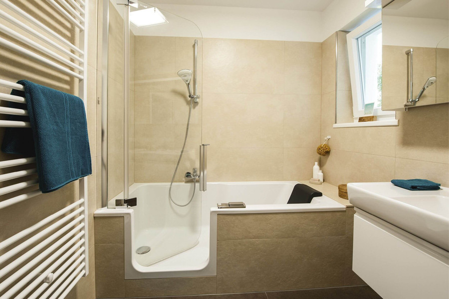 Barrierefreie Badewanne und Handtuchtrockner