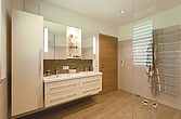 Bad mit bodenebener Dusche mit Glasabtrennung