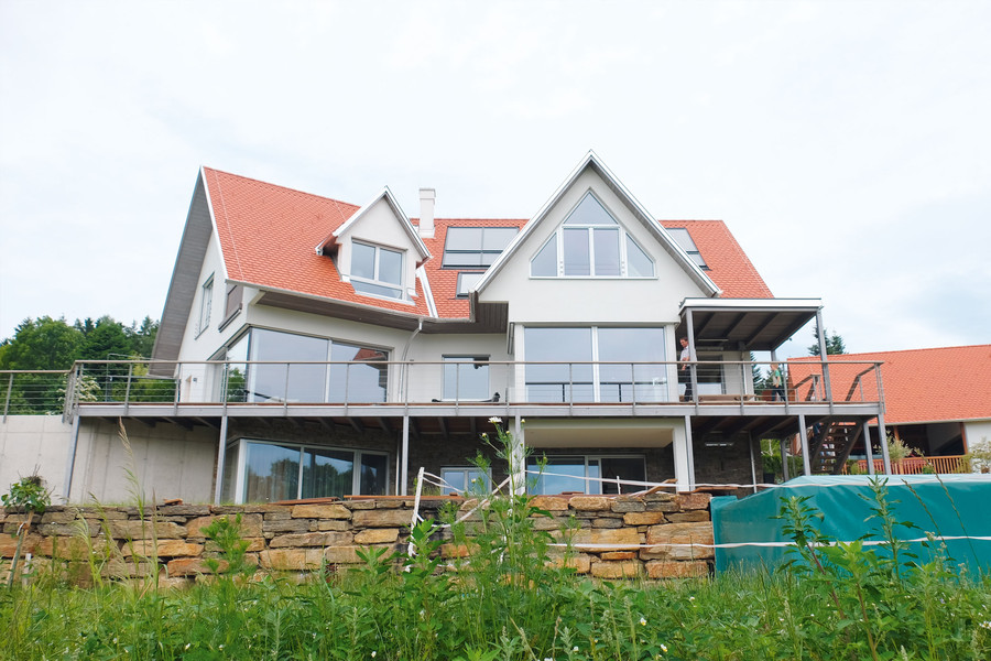 Eine Einfamilienhaus mit Erdwärmepumpe und Solarthermie