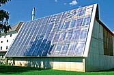 Große Solaranlage an der Fassade eines Nebengebäudes