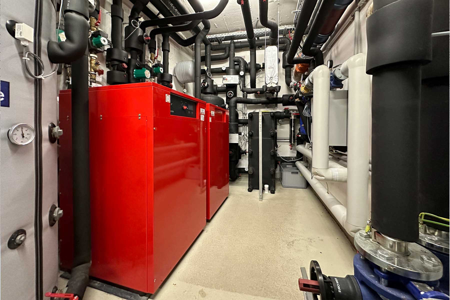 Der Technikraum mit zwei WEIDER Grundwasserwärmepumpen 2SW500