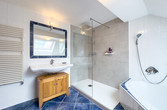 lichtdurchflutetes Badezimmer mit Dusche und Einbaubadewanne