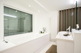 Wellness-Badewanne und weiße Badmöbel