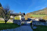 Das Pfarrhaus inmitten idyllischer Natur