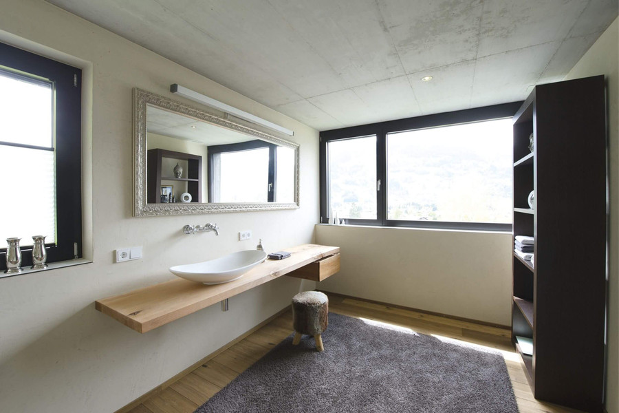 Badezimmer mit modernen Möbeln