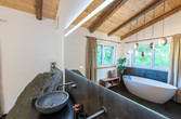 Badezimmer mit beleuchtetem Spiegel