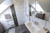 Bad mit bodenebener Dusche und Waschtisch