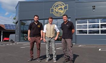 NCT Motorcycles und Walter Spitzer freuen sich über Natural Cooling dank Grundwasser und Deckenkühlung