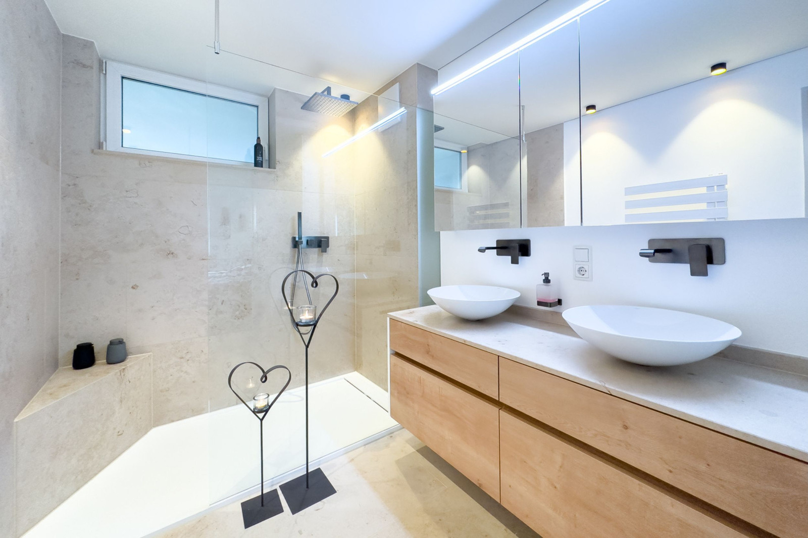 modernes Badezimmer vom regionalen Installateur