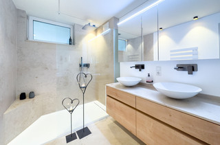 modernes Badezimmer vom regionalen Installateur