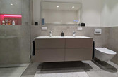Wandhängender Doppelwaschtisch und wandhängendes WC