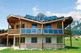 Ein Haus mit Solarthermie am Balkon und am Dach