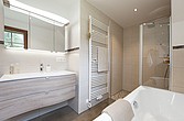 Bad mit Badewanne und Dusche 