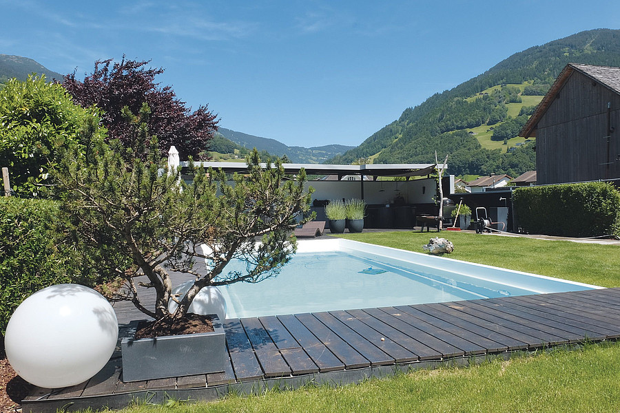 Ein Pool im Garten