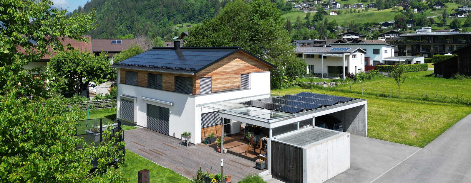 Ein Einfamilienhaus beheizt einer Wärmepumpe