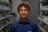 Porträt von Aron Osagie, Lehrling bei Magera GmbH, Lamprechtshausen