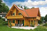 Ein Haus mit Solaranlage am Dach