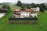 Das Wohnhaus aus der Südansicht mit Solarkollektoren Indach