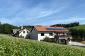 Haus mit Solaranlage für Warmwasser und Heizung
