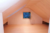 Dachraum mit Holzwänden und Kalkputz