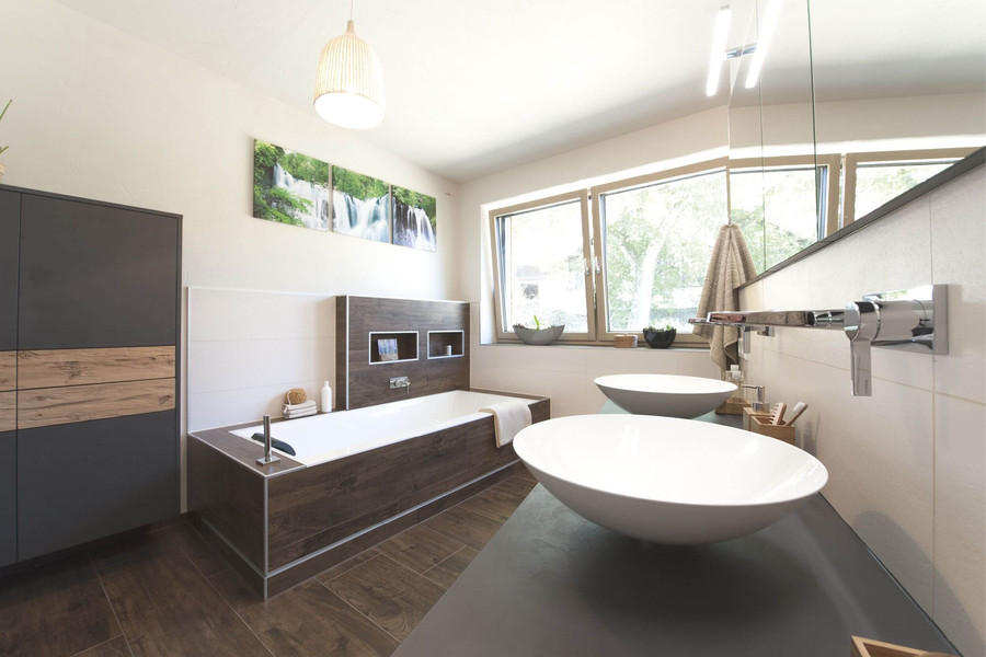 Bad Mit Badewanne und zwei Waschtischen