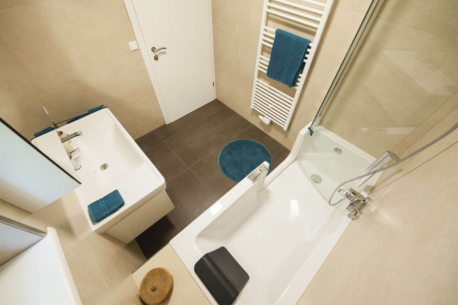 Barrierefreie Badewanne  und Waschtisch