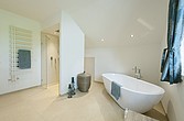 Bad mit freistehender Badewanne