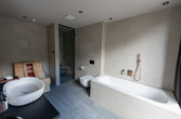 Bad mit Waschtisch aus Mineralguss und Badewanne