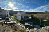 Ein modernes Wohnhaus mit Erdwärmepumpe (Tiefenbohrung) und PV-Anlage