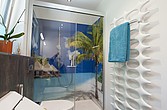 Bad mit WC, Dusche und Handtuchtrockner