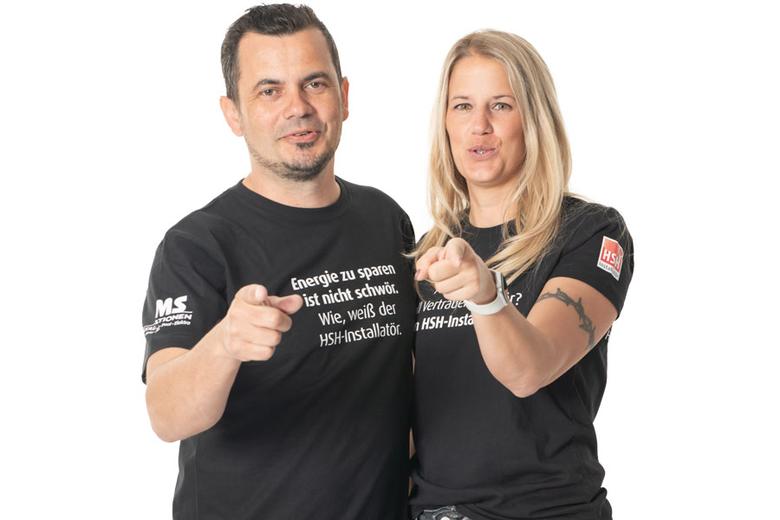 Markus und Anita Schweinzer im Doppelportrait, sie zeigen in die Kamera und animieren zur Bewerbung.