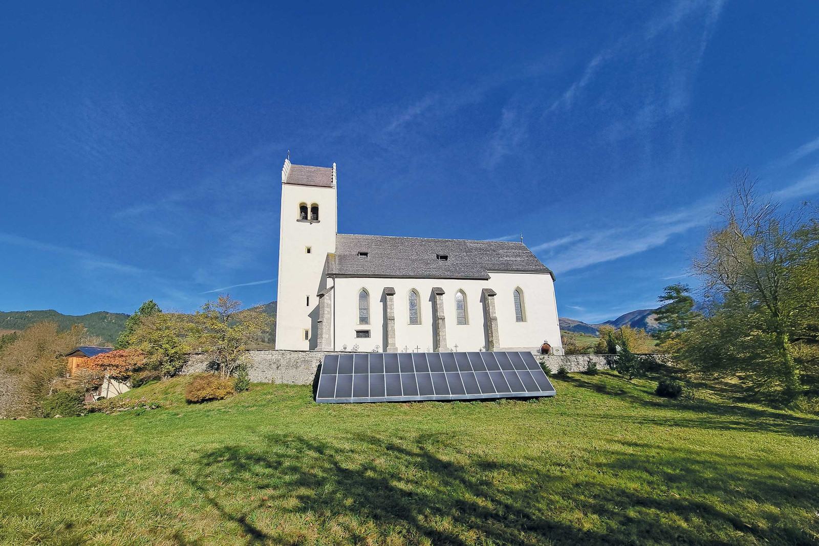  Die Pfarre St. Georg im Pinzgau wird mit Hackgut und Sonne beheizt