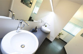 Rundes Waschbecken mit Armatur 