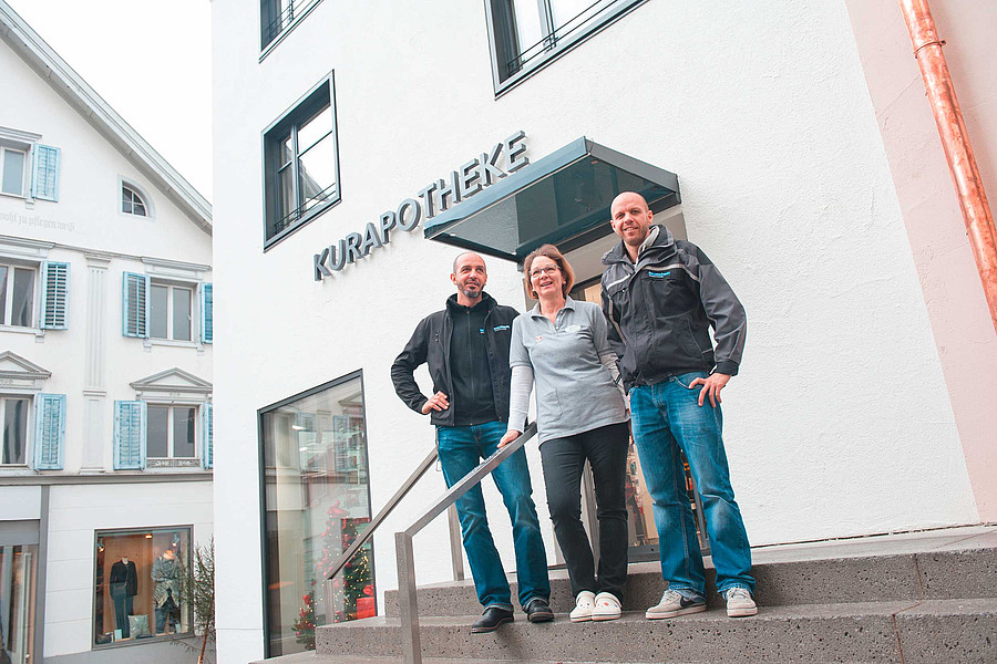 Harald und Florian Kuster vor der Kurapotheke Schruns