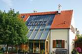 Ein Haus mit Solaranlage für Warmwasser und Heizung