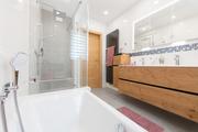 Helles Bad mit Holz – Lux GmbH Zwettl