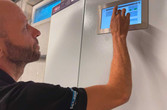 HSH-Installatör Florian Kuster an der Steuerung der Haustechnikanlage