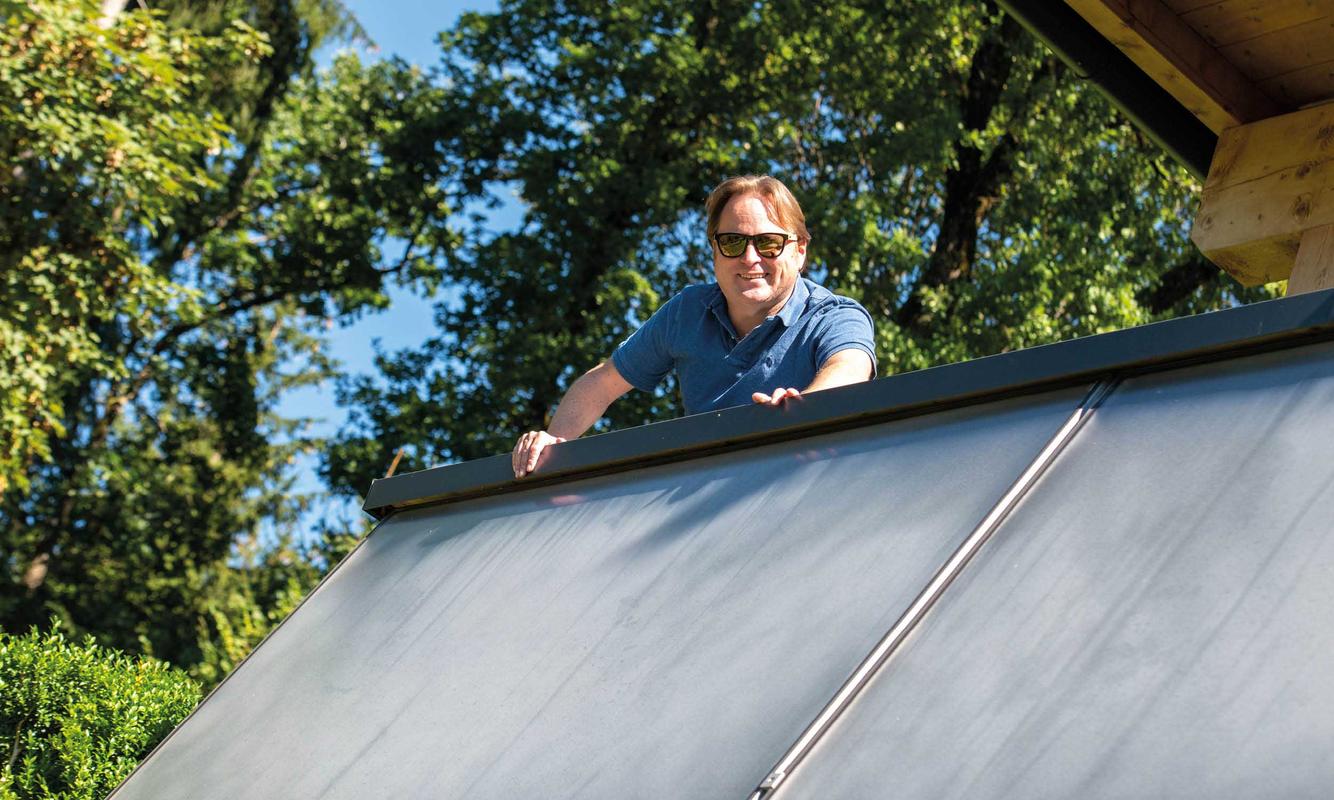 Anton Reiter vor Solaranlage, REITER sanitäre-heizungsbau in Reith bei Kitzbühel