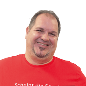 Portrait von Geschäftsführer Ing. Franz Braunegger im roten T-Shirt
