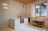 Fugenloses Bad mit Badewanne