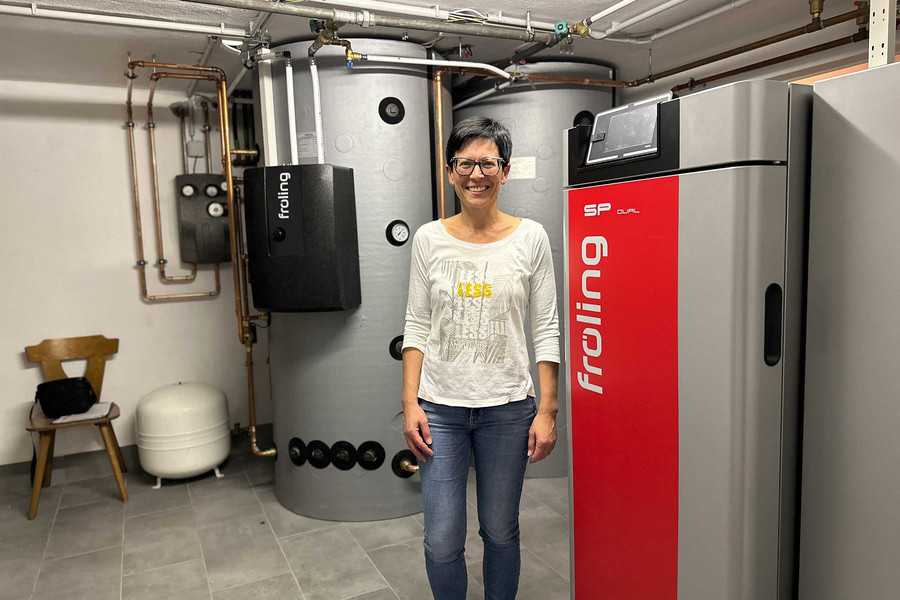 Susanne Steiner mit dem Kombikessel von FRÖLING und zwei Pufferspeichern